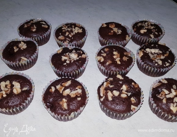 Выпекать кексы в разогретой до 180°C духовке 25–30 минут. Готовность проверить зубочисткой.