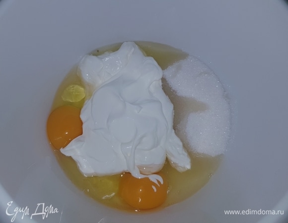 Яйца, сахар и сметану взбить венчиком или миксером. Влить растительное масло и перемешать.