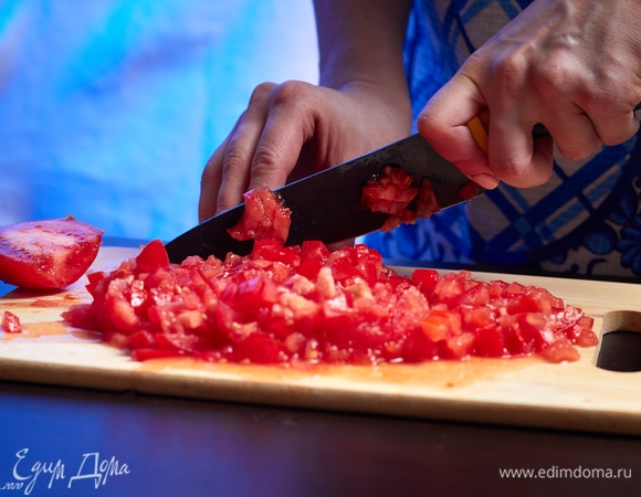 Мелко порубите несколько свежих помидоров.