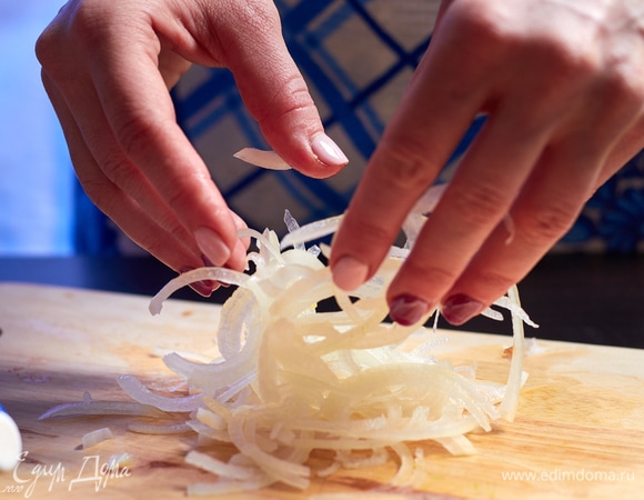 Лук нарежьте тонкими полукольцами.