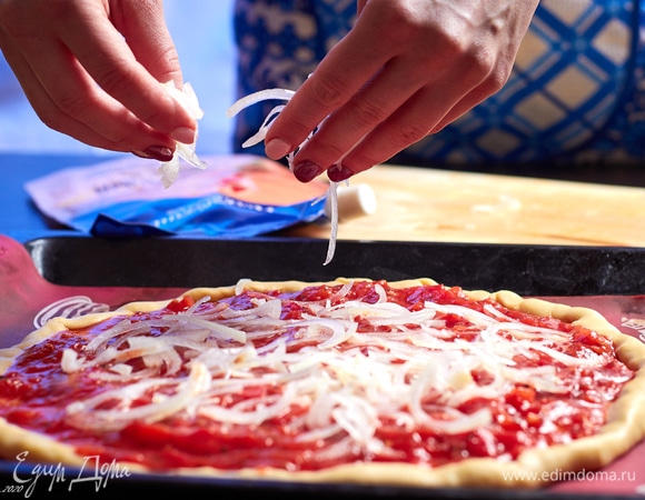 Рассыпать лук поверх соуса.