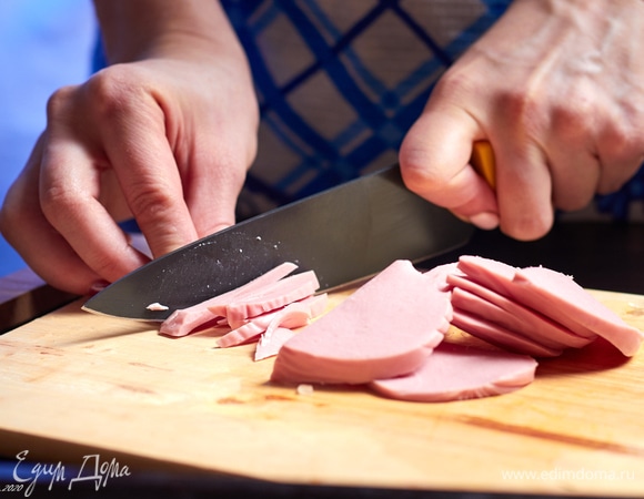 Любую вареную колбасу порубить соломкой.