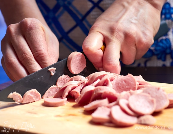 Сосиски нарезать кружочками.