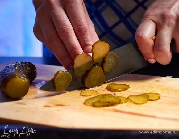 Огурцы также нарезать кружочками.