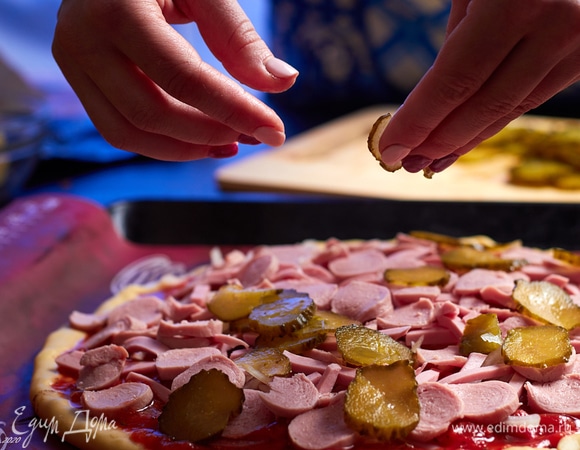 Начинку произвольно высыпать на тесто.