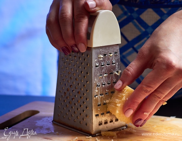 Сыр натереть на средней терке.