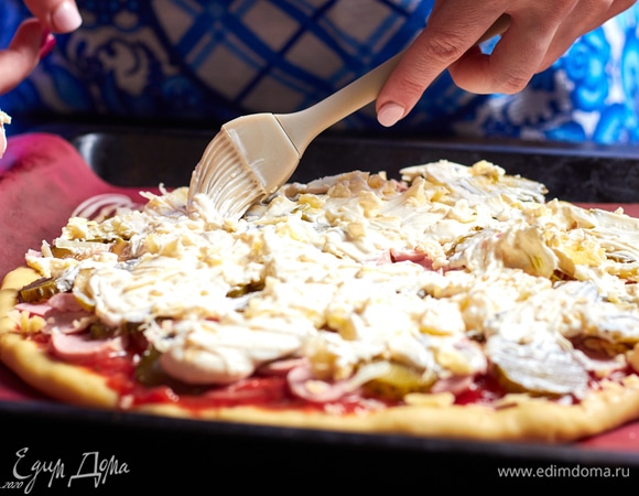 Аккуратно распределить кисточкой. Выпекать в духовке при температуре 250°C в течение 15 минут.