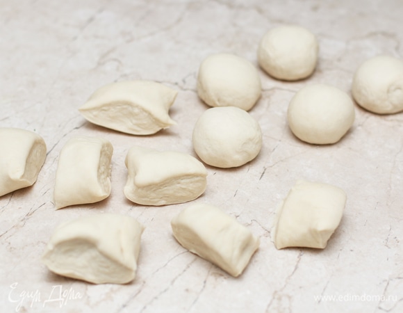 Сформируйте из отдохнувшего теста жгут толщиной в 3–4 см, разделите его на несколько частей, затем каждую часть скатайте в маленький колобок.