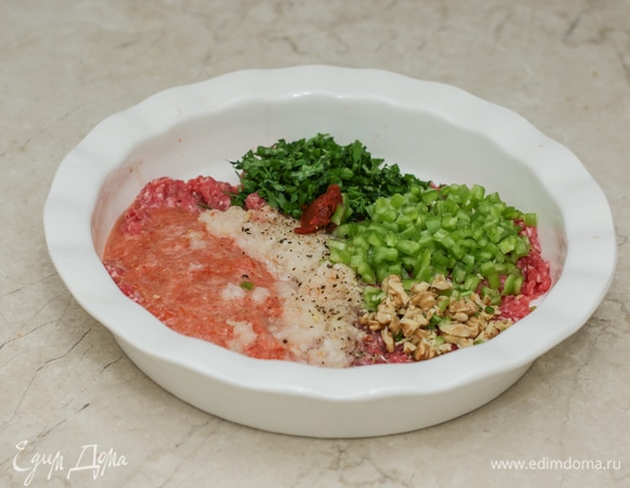 Лук, чеснок и помидор измельчите в блендере. Перец очень-очень мелко нарежьте. Петрушку мелко порубите. Смешайте все ингредиенты для начинки и хорошенько вымесите до однородности. Фарш не должен быть сухим или жидким. Если взять немного фарша в руку и слегка отжать, то выделится небольшое количество сока.