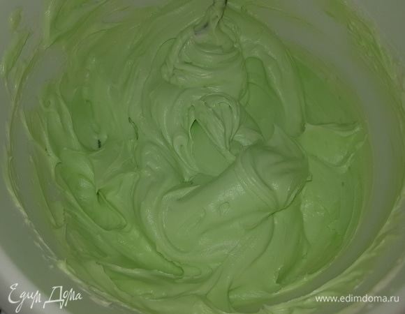 По желанию добавляем несколько капель красителя и тщательно перемешиваем лопаткой.