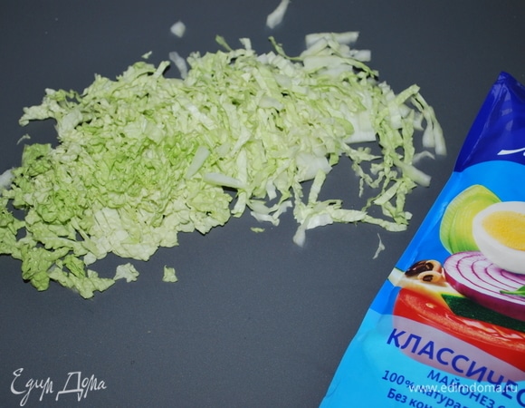 Нашинковать соломкой пекинскую капусту.
