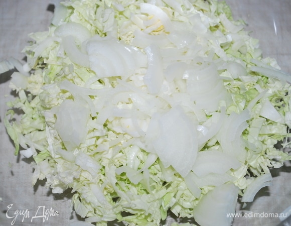 Лук нарезать полукольцами (по желанию можно лук замариновать).