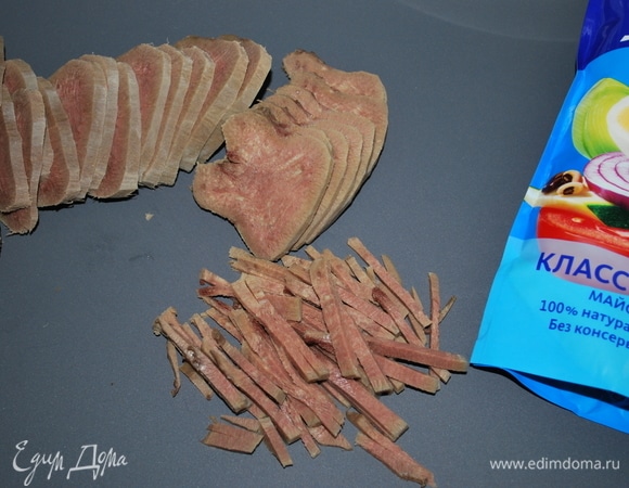 Говяжий язык предварительно отварить, очистить от белой пленки. Завернуть в фольгу и убрать в холодильник для остывания. Холодный говяжий язык нарезать соломкой.