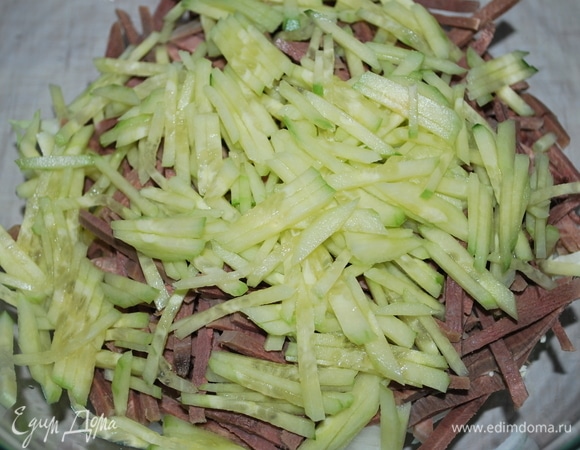 Свежий огурец нарезать соломкой.