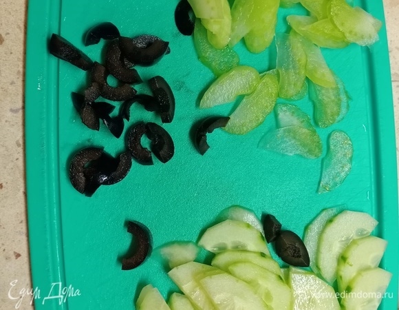 Маслинки, стебель сельдерея и свежий огурец нарезаем произвольно. Все ингредиенты смешиваем и заправляем майонезом, смешанным с капелькой соевого соуса. Приятного аппетита!