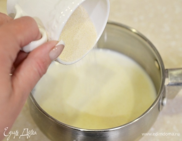 Добавьте соль, сахар, всыпьте манную крупу и перемешайте. Да-да, я засыпаю крупу в холодное молоко, и у меня никогда не бывает комочков.