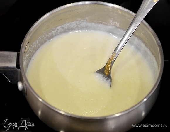Доведите до кипения, постоянно помешивая, и снимите с огня.