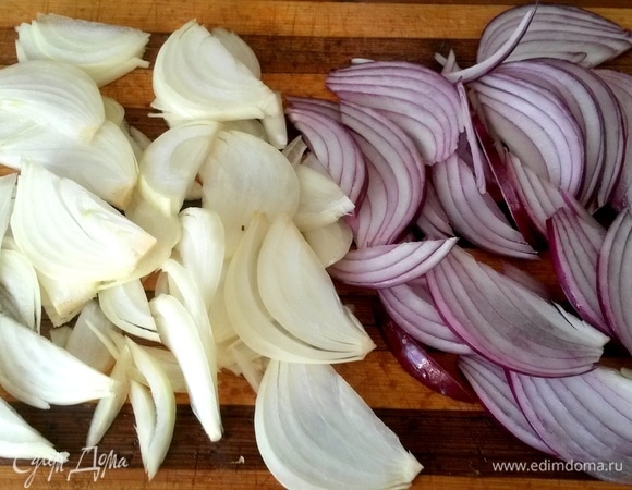Лук разрезать пополам и затем поделить на дольки.