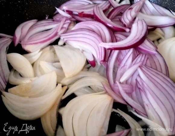 Высыпать в горячую сковороду с маслом.