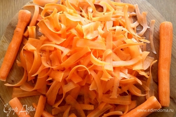 Морковь нарезать стружкой-слайсами.