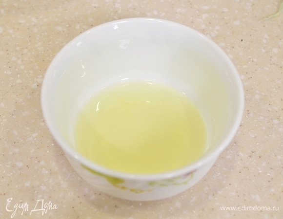 Белок отделите от желтка или возьмите уже готовый белок.