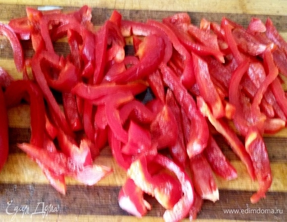 Перец нарезать полосками.