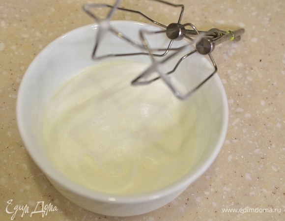 Взбейте белок в тугую пену.