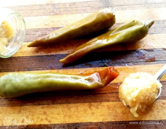 К овощам я добавила тертый чеснок и кусочек острого перца.