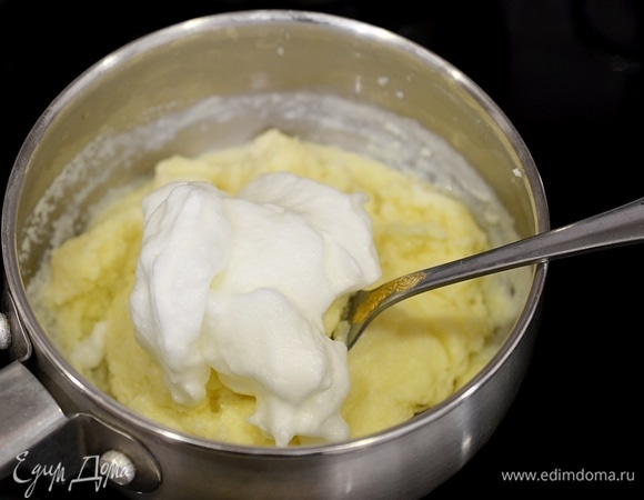 Вмешайте взбитый белок в кашу и сразу подавайте к столу. Если вас смущает наличие сырого яйца в каше, то переживать не стоит: если и бывают в яйцах разные бяки, то содержатся они, как правило, в желтке.