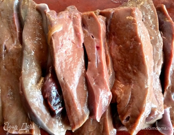 Печенку говяжью нарезать ломтиками.