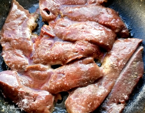 Жарить в сковороде после овощей.