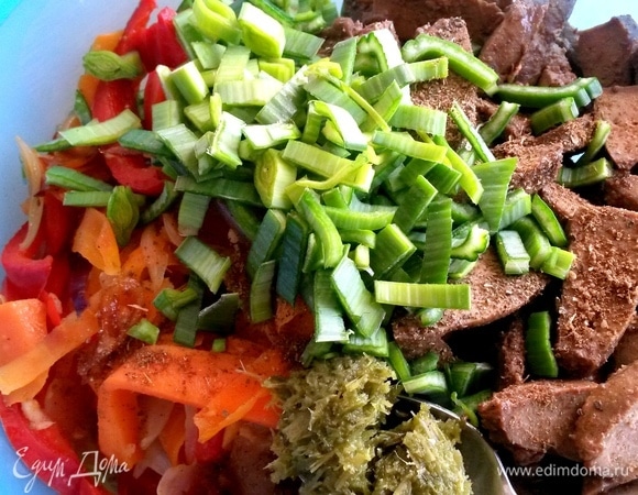 Лук-порей или зеленый лук.