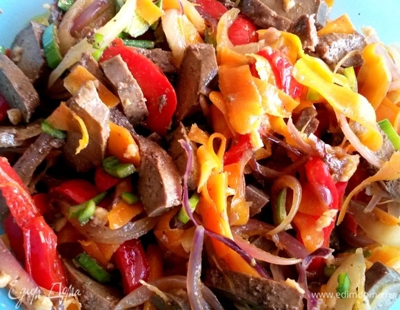 Смешать с любимыми приправами.