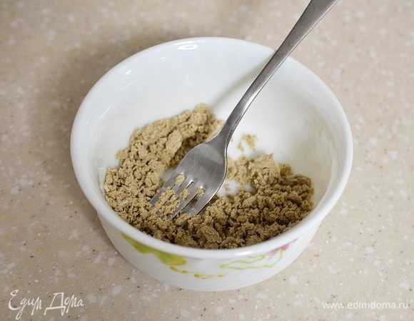 Халву разомните вилкой с корицей.