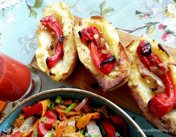 В дополнение могу предложить такую картошечку: отварить до полуготовности, разрезать пополам, вынуть немного серединку, поместить лук, перец или другие овощи, сбрызнуть маслом и запечь до готовности.