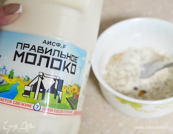 Затем влейте молоко. Я, как и всегда, для своей семьи выбираю самые лучшие продукты. И из молочной линейки товаров я выбрала для себя АО АИСФеР. Молоко полностью натуральное, с небольшим сроком годности (а это лучший показатель натурального продукта). Сливки этой торговой марки тоже будут здесь уместны, и напиток получится еще вкуснее, но, к большому сожалению, я не нашла их в продаже. Видимо, и правда, самые качественные продукты раскупают первыми.