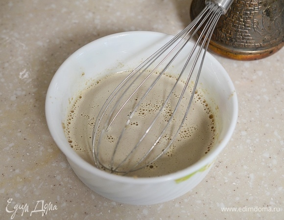 Влейте кофе и еще раз взбейте.