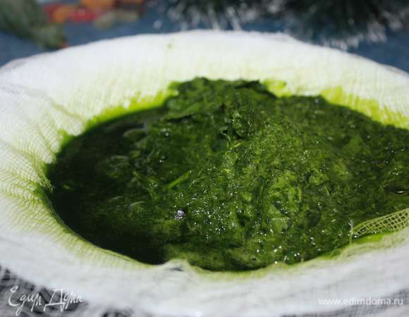 Измельченный шпинат отожмем хорошо через марлю. Готовый сок нужно процедить через сито. Необходимо получить 225 мл (все зависит от свежести и сочности шпината, возможно, что шпината потребуется немного больше или меньше).