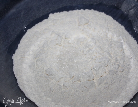 Далее приготовим тесто для блинов. В первую очередь просеем муку, добавим соль и сахар. Хорошо перемешаем.