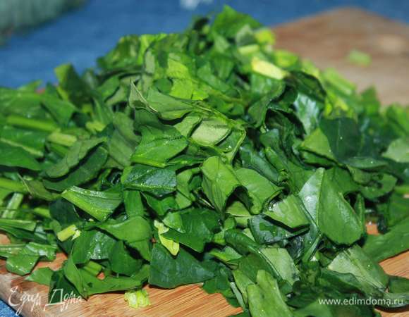 Для замеса теста на блины нам понадобится сок шпината. Для этого в первую очередь шпинат нужно помыть, нарезать и измельчить в блендере (добавим в чашу блендера 75 мл воды, чтобы легче было измельчать шпинат).