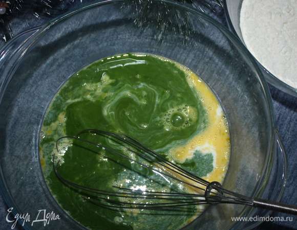 В отдельной миске нужно слегка взбить яйца. Затем добавить молоко и сок шпината. Все тщательно перемешаем.