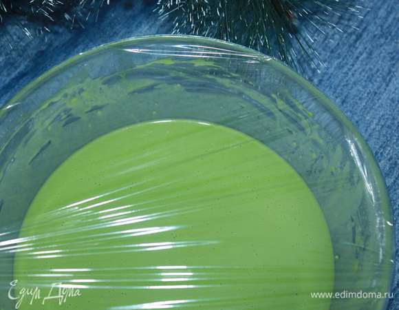 Тесто отставить минут на 20, закрыв миску пищевой пленкой.