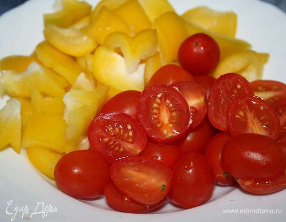 Помидоры черри разрезать пополам.