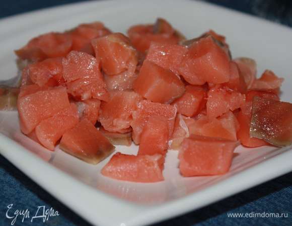 Соленую семгу нарежем кусочками.