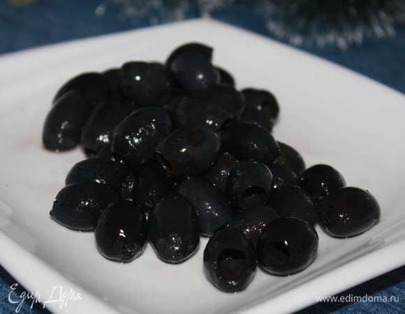 Жидкость с маслин сливаем.