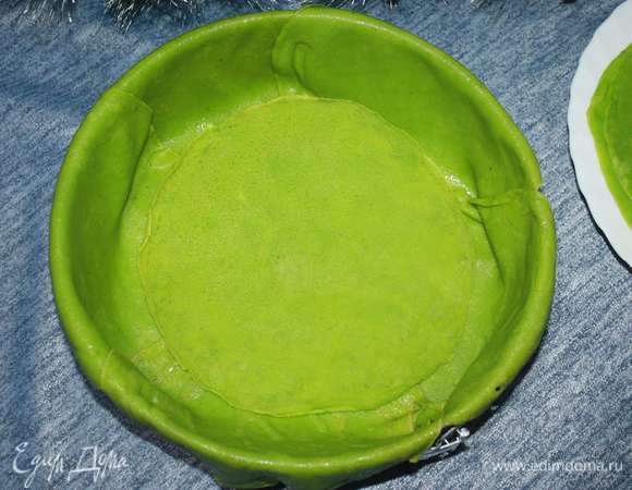 Так устилаем края формы и закрываем блином дно формы.