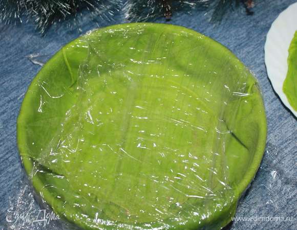 Форму прикрыть пищевой пленкой (чтобы блины не подсушились). Тем временем приступим к приготовлению крема.