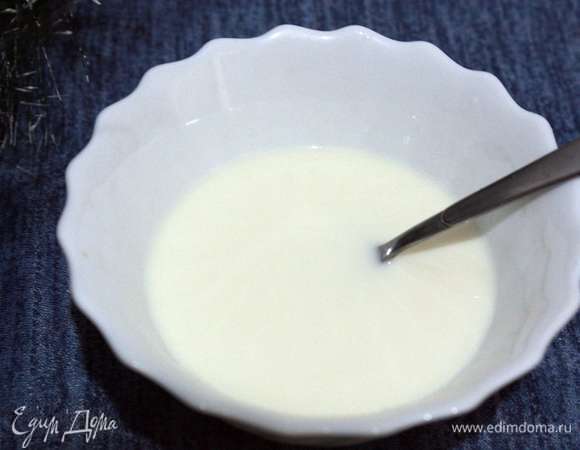 В первую очередь заливаем агар-агар молоком (150 мл), перемешиваем и оставляем для набухания.