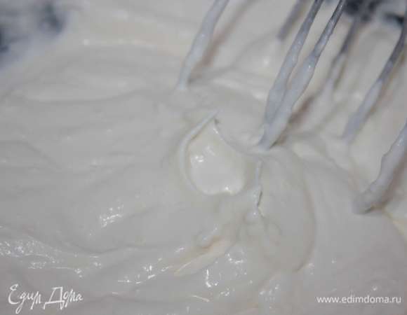 Затем взобьем сливки. Сливки обязательно должны быть свежими и охлажденными. Взбиваем до устойчивых пиков. Взбитые сливки отправляем в холодильник. А тем временем приступим к приготовлению соуса бешамель.