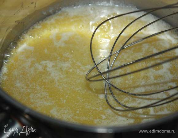 Ставим сотейник с толстым дном на небольшой огонь. Растопим в нем сливочное масло. Далее всыпаем муку. И хорошо перемешиваем до однородности. Сильно обжаривать муку не нужно, потому что соус нужен белый.